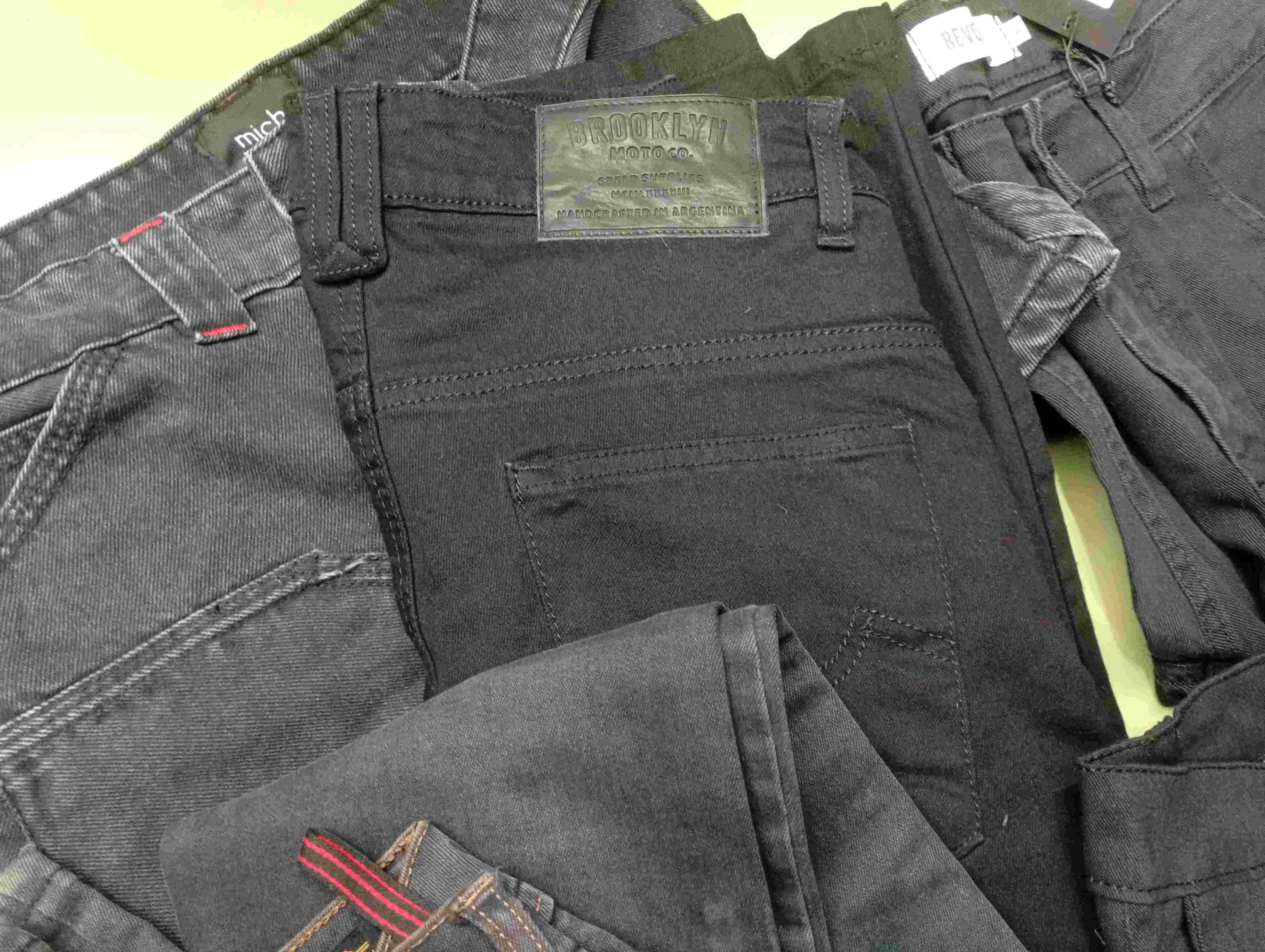 Detalles de confecci&oacute;n en denim